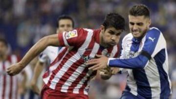 Diego Costa trta de escapar de David L&oacute;pez en el duelo de Cornella.