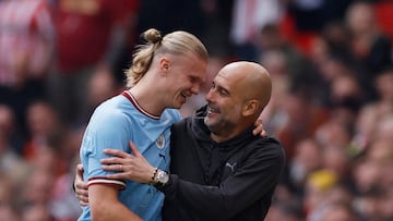 Erling Haaland y Pep Guardiola, jugador y entrenador del Manchester City, se saludan durante un partido.