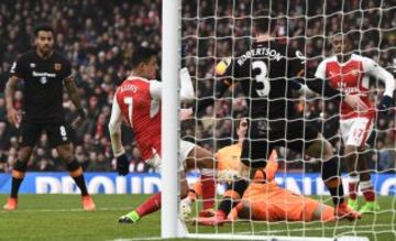 Britain Soccer Football - Arsenal v Hull City - Premier League - Emirates Stadium - 11/2/17 Arsenal's Alexis Sanchez scores their first goal after the ball appears to hit his hand  Reuters / Dylan Martinez Livepic EDITORIAL USE ONLY. No use with unauthorized audio, video, data, fixture lists, club/league logos or "live" services. Online in-match use limited to 45 images, no video emulation. No use in betting, games or single club/league/player publications.  Please contact your account representative for further details.