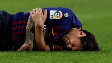 Soccer Football - La Liga Santander - FC Barcelona v Sevilla - Camp Nou, Barcelona, Spain - October 20, 2018  Barcelona&#039;s Lionel Messi after sustaining an injury     REUTERS/Albert Gea     TPX IMAGES OF THE DAY