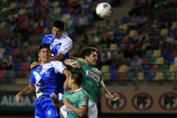 Rodrigo Riquelme lanza un cabezazo tras superar a Olarra.