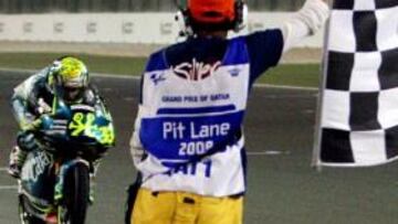 <b>PRIMER LÍDER.</b> Sergio Gadea cruza victorioso la meta del circuito de Losail.