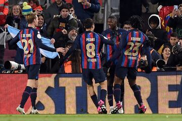 1-0. Ousmane Dembélé celebra con sus compañeros el primer gol.