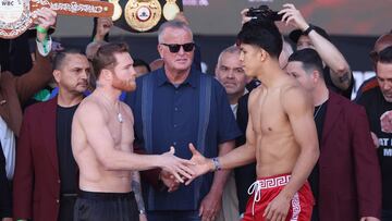 Jaime Munguía y Saúl 'Canelo' Álvarez se dan la mano después del pesaje.