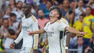 MADRID, 27/09/2023.- El centrocampista del Real Madrid, Brahim D¨ªaz (d), celebra el primer gol del equipo madridista durante el encuentro correspondiente a la s¨¦ptima jornada de primera divisi¨®n que disputan hoy mi¨¦rcoles frente a Las Palmas en el estadio Santiago Bernab¨¦u, en Madrid. EFE / Rodrigo Jim¨¦nez.