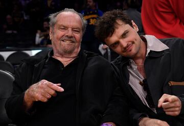 El actor Jack Nicholson con su hijo Ray Nicholson disfrutan del sexto partido de la semifinal. 