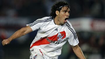 Cuando Simeone llegó a River Plate, Falcao García ya estaba consolidado en el equipo titular. 'El Cholo' potenció al delantero colombiano, con quien compartió en el 'Millonario' hasta noviembre de 2008.