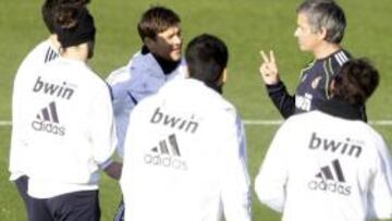 Mourinho dirige la sesión con todos los disponibles