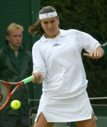 Conchita Martínez durante el partido de segunda ronda contra Patty Schnyder en el torneo de Wimbledon de 2002.