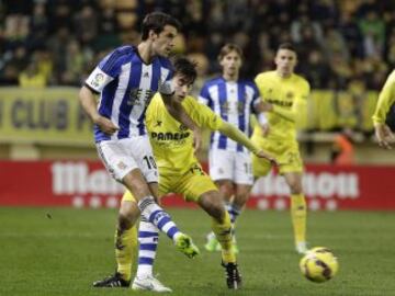 El centrocampista del Villarreal Manuel Trigueros y el centrocampista de la Real Sociedad Xabier Prieto.