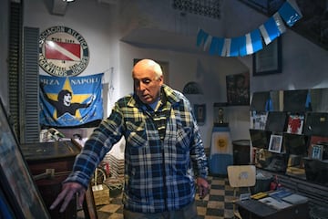 TVisitamos la casa en la que vivió el astro argentino durante su etapa como futbolista del Argentinos Juniors (1978-1980) en el barrio de La Paternal en Buenos Aires. La vivienda se ha convertido en un curioso museo. En la foto, Alberto Pérez, director de