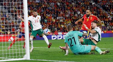 3-0. Aleix García llega al área búlgara , pone un pase atrás y en el intento de despejar, Atanas Chernev manda el balón al fondo de su portería.