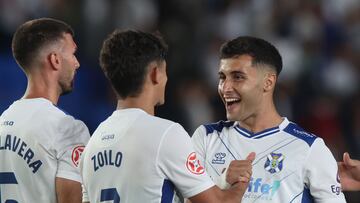 Los jugadores del Tenerife celebran la victoria en Alcalá de Henares.