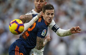 Sergio Ramos y Santi Mina.