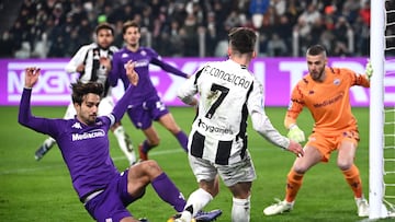Juventus' Portuguese forward Francisco Conceicao (C) and Fiorentina's Italian defender #06 Luca Ranieri (L) fight for the ball during the Italian Serie A football match between Juventus and Fiorentina at the Allianz Stadium in Turin on December 29, 2024. (Photo by Isabella BONOTTO / AFP)