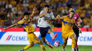 Soccer Football - Liga MX - Tigres UANL v Cruz Azul - Estadio Universitario, Monterrey, Mexico - October 4, 2025 Cruz Azul's Gabriel Fernandez in action with Tigres UANL's Marco Farfan and Romulo REUTERS/Daniel Becerril