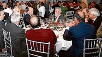 <b>EL AUDITORIO. </b>Cerezo se dirige a los comensales durante la comida para agradecer su presencia y el trabajo que hacen todos por el Atlético.