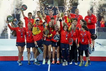 Los jugadores y jugadoras españoles celebran la victoria en 2021.