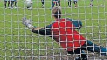 <b>POR SI ACASO. </b>Hizo bien España en ensayar ayer penaltis tras el entrenamiento. Los delanteros estuvieron afinados, pero también el espigado De Gea. No hay problema.