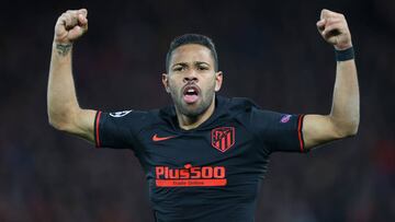 Renan Lodi celebra con los puños en alto el triunfo del Atlético en Liverpool.