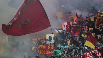 Leverkusen (Germany), 18/05/2023.- Supporters of Roma cheer during the UEFA Europa League semi final second leg soccer match between Bayer Leverkusen and AS Roma in Leverkusen, Germany, 18 May 2023. (Alemania) EFE/EPA/FRIEDEMANN VOGEL