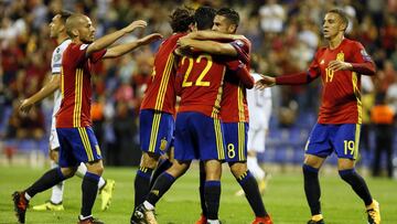 Los jugadores de Espa&ntilde;a celebran su segundo gol ante Albania, obra de &quot;Isco&quot; Alarc&oacute;n (c) en partido de clasificaci&oacute;n para el Mundial de Rusia 2018 