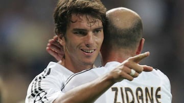 Francisco Pav&oacute;n y Zinedine Zidane, durante un partido del Real Madrid.