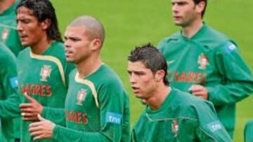 <b>NO SE SEPARA DE SU AMIGO PEPE. </b> Una de las imágenes habituales de la concentración de Portugal en Viseu es ver a Cristiano Ronaldo entrenando junto a Pepe, quien se ha convertido en su amigo inseparable. Por la tarde el crack del Manchester no saltó al césped y entrenó en el gimnasio con su compañero Carvalho.