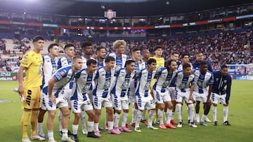 AME765. PACHUCA (MÉXICO), 16/08/2025.- Jugadores de Pachuca forman este sábado, previo a un partido del torneo apertura 2025 de la Liga MX entre Pachuca y Tijuana en el Estadio Hidalgo, en Pachuca (México). EFE/ David Martínez Pelcastre