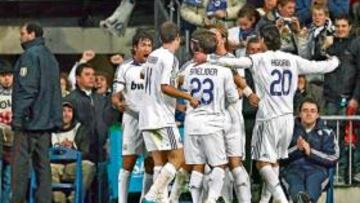 <b>EL MADRID, UNA PIÑA</b>. El Madrid celebró los tantos ante el Sevilla con la importancia que se merecían. Los madridistas dieron un golpe encima de la mesa y se distancian respecto a Villarreal y Barcelona. Además, Sergio Ramos cumplió ayer 22 años (ver detalle de la fotografía), y lo festejó de la mejor forma.