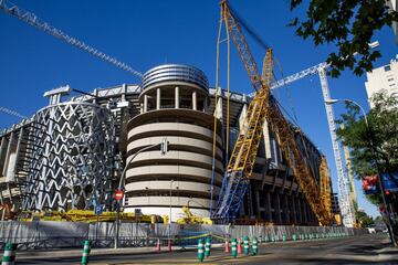 Así avanzan las obras remodelación y modernización del Santiago Bernabéu. Ni las lluvias de elevada intensidad caídas en la capital ni los efectos de la DANA climatológica que están afectando a toda España han frenado el ritmo de las obras cuya finalización está prevista para principio del mes de octubre de 2022, aunque es factible que la finalización de la reforma finalice unos meses antes de lo previsto.