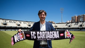 Víctor Sánchez fue presentado como nuevo entrenador del FC Cartagena.