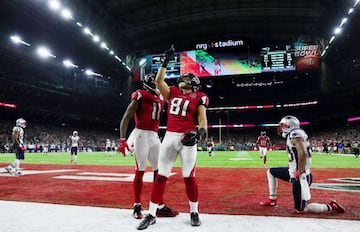 Austin Hooper, TE rookie de Atlanta Falcons, anotó el segundo touchdown de los Falcons en la final. 14 - 0 y la sensación de control absoluto.