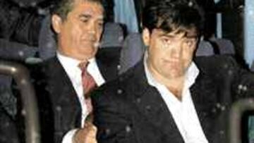 Tres horas después del término del encuentro, la plantilla del Zaragoza pudo abandonar el estadio de La Romareda. El presidente Solans y Marcos Alonso aguantaron el chaparrón de los 3.000 seguidores que esperaron la salida de los jugadores.