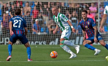 A pesar de estar con un jugador menos, el Córdoba resistió los envites del Eldense y supo aprovechar su oportunidad para empatar. Obolskiy anotó el tanto de la igualada, en una jugada en la que cogió desprevenidos a todos, en un saque de banda, y tras hacerse hueco cuerpeando con un defensa, marcó con un gran disparo.