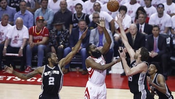 James Harden trata de anotar rodeado por Kawhi Leonard y Pau Gasol.