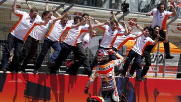 PBX02. Austin (United States), 23/04/2018.- Repsol Honda Team rider Marc Marquez of Spain and his team celebrate Marquez' win at the MotoGP race at the Motorcycling Grand Prix of the Americas at Circuit of the Americas in Austin, Texas, USA 22 April 2018. Marquez won the race, his sixth consecutive win at the track. (España, Ciclismo, Motociclismo, Estados Unidos) EFE/EPA/PAUL BUCK