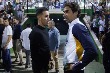 Raúl conversa con el técnico del Antequera, Javi Medina.