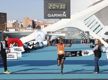 Leul Gebreselassie consiguió un tiempo de 2.04:30 y se proclamó vencedor de la maratón de Valencia. 