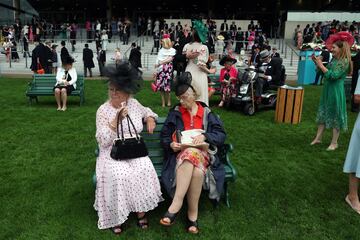 Día de estreno en el hipódromo de Ascot, ciudad al sur de Inglaterra, donde se celebra la tradicional y pintoresca carrera de caballos con la presencia de la familia real británica.