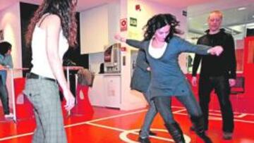 <b>COMO EN CASA. </b>Miembros de la agencia Bassat Ogilvy juegan a fútbol pasillo con una pelota hecha con bolsas recicladas y cuerda de pita.