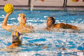 Álvaro Granados, ante Vincenzo Renzuto, en la Supercopa, CN Atlètic Barceloneta-CN Sabadell, del pasado domingo.