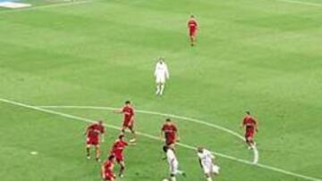 <b>EL EMBUDO. </b>Siete jugadores del Celta cubren la jugada del Madrid, que siempre entró por el centro. No había espacios, porque los laterales se olvidaron de abrir el campo.