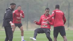 Perú prepara la final bajo un aguacero, con Flores y Carrillo