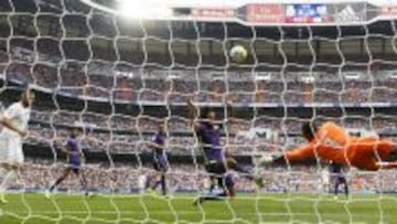Kameni, en una de sus grandes paradas ante el Málaga.