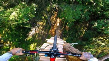 Jordie Lunn, drop desde un &aacute;rbol en MTB