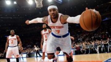 Carmelo Anthony salva un balón.
