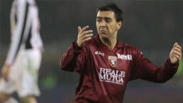 El delantero uruguayo Álvaro Recoba ficha por el Danubio, donde comenzó su carrera