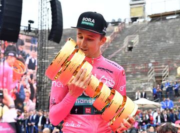 Jai Hindley besa el trofeo de ganador del Giro 2022.