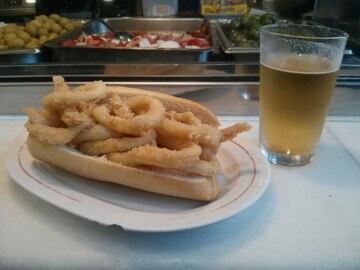 Uno de los platos m¨¢s famosos para degustar en Madrid, sobre todo si te acercas por la Plaza Mayor. Un aperitivo contundente con el que coger fuerzas para saborear los innumerables planes que ofrece la ciudad. Existen muchos lugares donde saborearlos, como La Campana, Bar Postas o Bar Gago.
